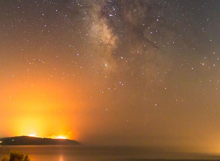 Κόβει την ανάσα! Έτσι φαίνεται η φωτιά στη Ζάκυνθο από την Κεφαλονιά! (εικόνα)